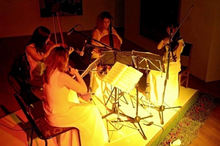 Ženski gudački kvartet ozvučen instrumentalnim mikrofonima