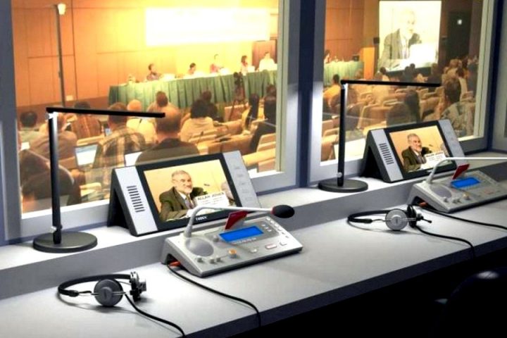 Pogled na konferencijsku salu iz prevodilačke kabine